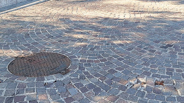 Lungolago sempre più a pezzi Porfido ballerino e ringhiere rotte