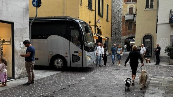 Bus turistico passa tra le vie del centro storico di Como (Video)