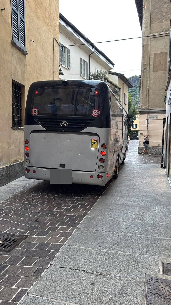 Bus turistico passa tra le vie del centro storico di Como (Video)