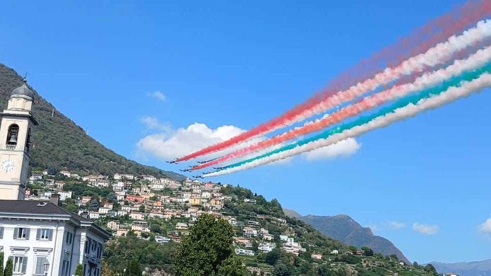 Eventi, fuochi e Frecce Tricolori: «Benefici? No, è un parco giochi»