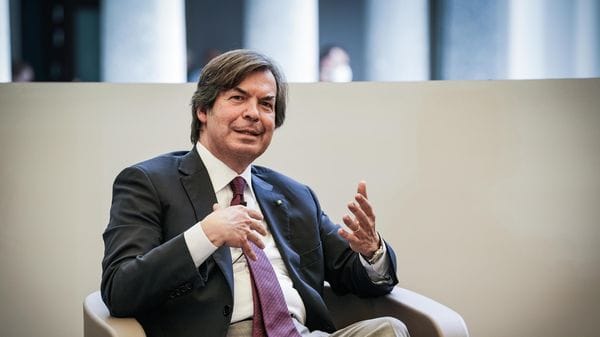 Intesa Sanpaolo, un passo più vicino all’Opas su Mps: gli azionisti votano a favore dell’aumento del capitale
