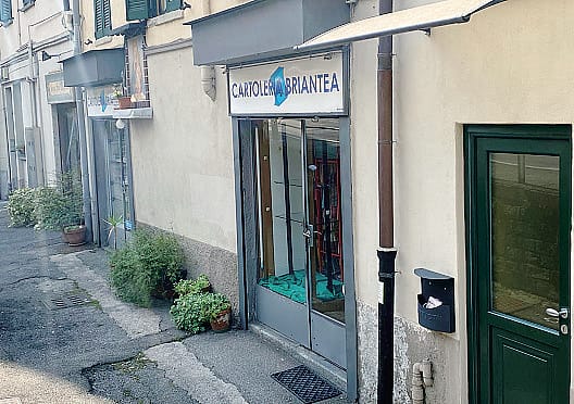Botte alla cartolaia di via Briantea. Poi il rapinatore fugge con 40 euro