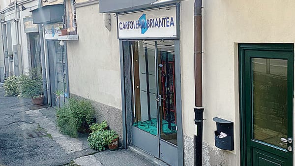 Botte alla cartolaia di via Briantea. Poi il rapinatore fugge con 40 euro