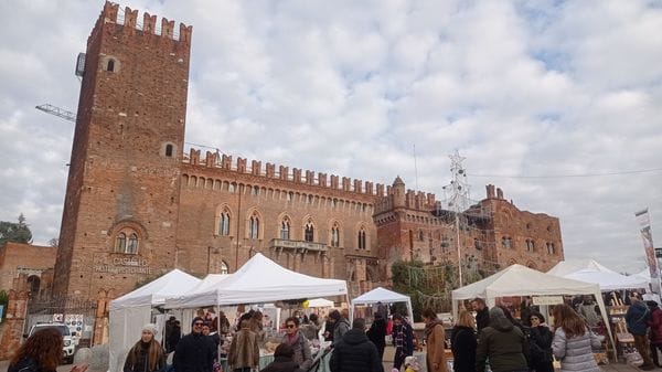 Carimate si mette in abiti storici per la festa medievale