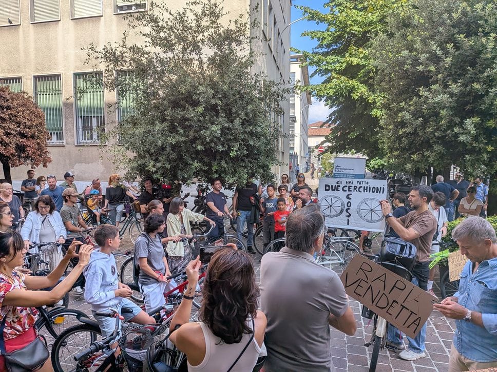 In tantissimi per la protesta su due ruote nel centro di Como: «La città non si chiude ai ciclisti»