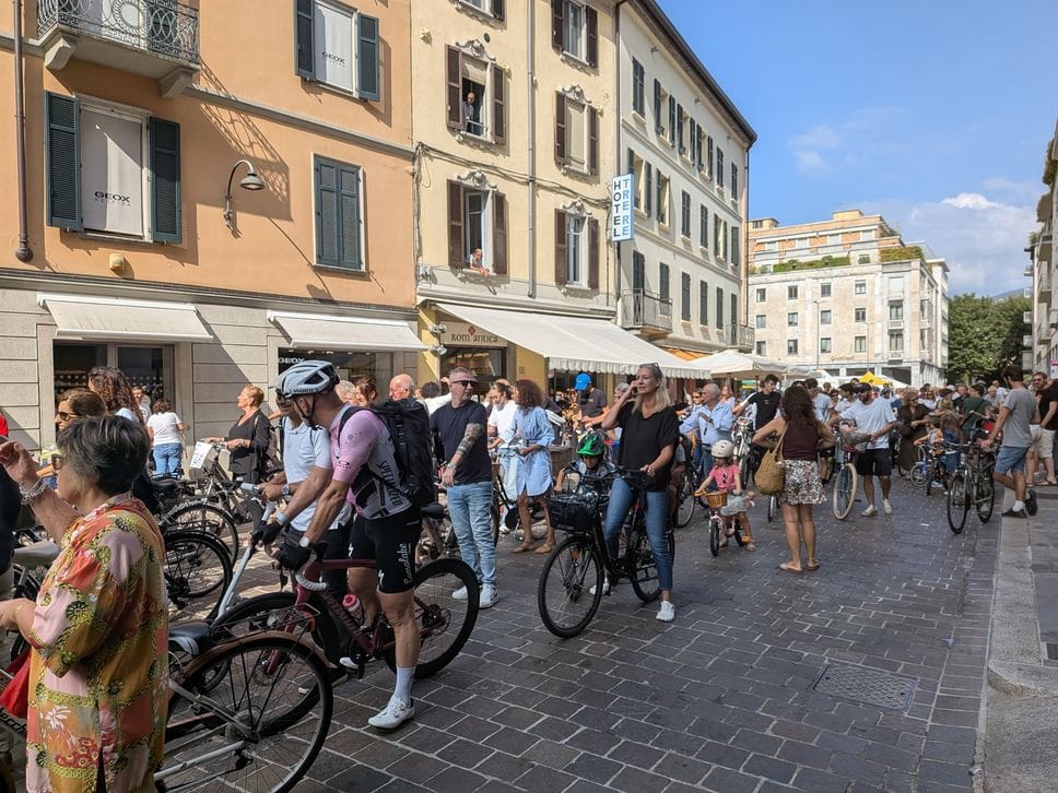 In tantissimi per la protesta su due ruote nel centro di Como: «La città non si chiude ai ciclisti»