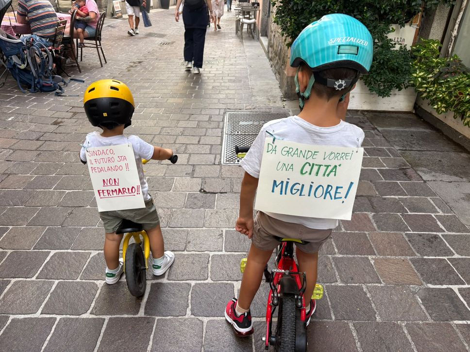 In tantissimi per la protesta su due ruote nel centro di Como: «La città non si chiude ai ciclisti»