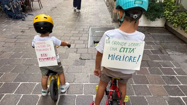 In tantissimi per la protesta su due ruote nel centro di Como: «La città non si chiude ai ciclisti»