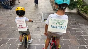 In tantissimi per la protesta su due ruote nel centro di Como: «La città non si chiude ai ciclisti»