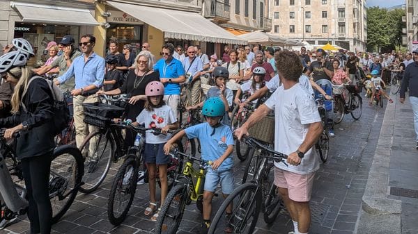 In tantissimi per la protesta su due ruote nel centro di Como: «La città non si chiude ai ciclisti»
