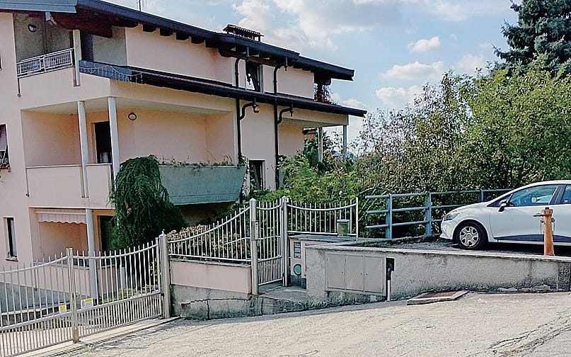 Il ladro arriva a mezzogiorno. Ma fa scattare l’allarme e fugge