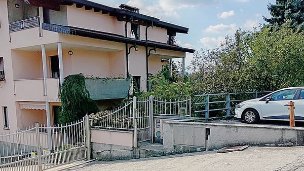 Il ladro arriva a mezzogiorno. Ma fa scattare l’allarme e fugge