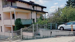 Il ladro arriva a mezzogiorno. Ma fa scattare l’allarme e fugge