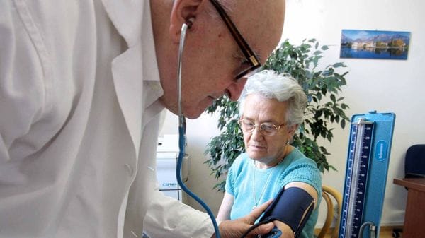 Un medico ogni duemila comaschi. In Ticino sono il doppio: «Ora un freno»