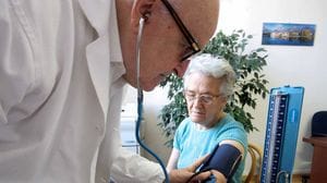 Un medico ogni duemila comaschi. In Ticino sono il doppio: «Ora un freno»