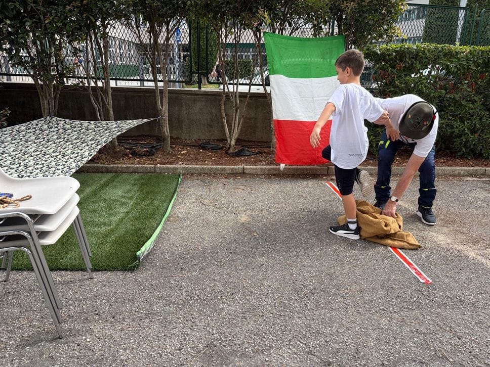 Gli alpini a scuola: divertente percorso a ostacoli per i bambini