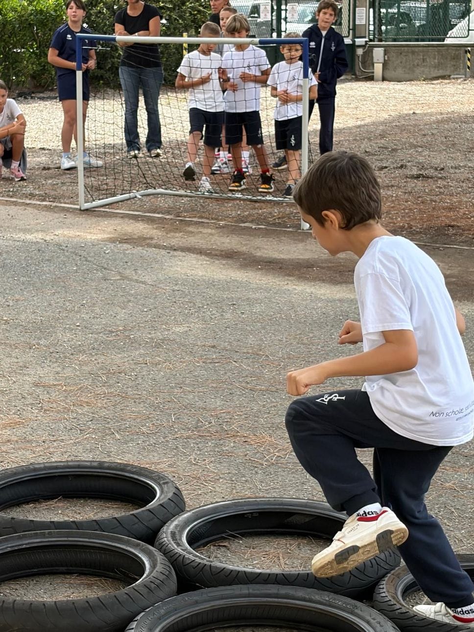 Gli alpini a scuola: divertente percorso a ostacoli per i bambini