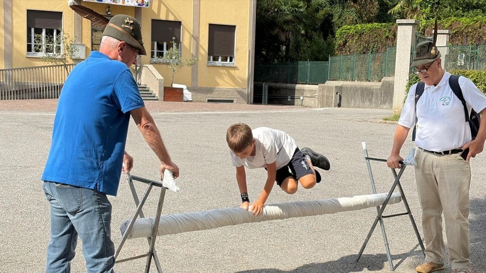 Gli alpini a scuola: divertente percorso a ostacoli per i bambini