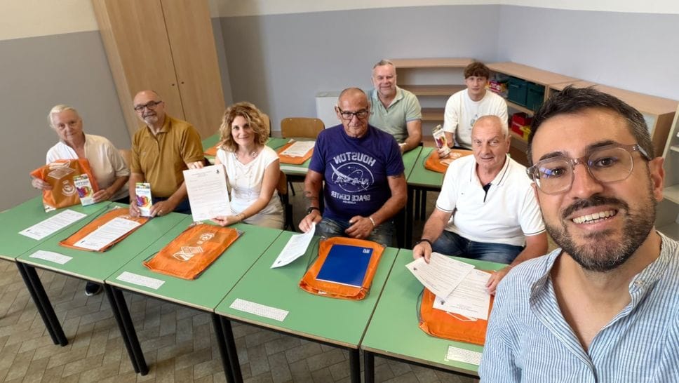 Zainetti arancioni, il regalo del Comune per il ritorno in classe