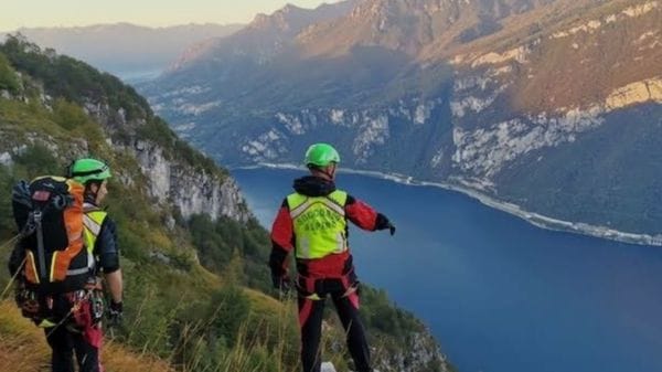 Alta Valle Intelvi, nuovo allarme per un ricercatore di funghi di 46 anni: recuperato vivo dopo un volo di una decina di metri 