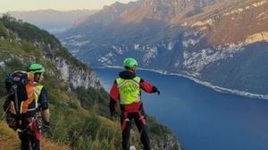 Alta Valle Intelvi, nuovo allarme per un ricercatore di funghi di 46 anni: recuperato vivo dopo un volo di una decina di metri 