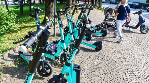 Cadono dal monopattino elettrico: ferito un giovane di 16 anni, l’altro illeso