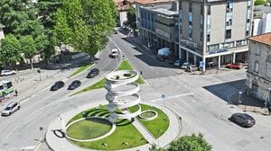 Infastidisce i passanti, bloccata in piazza