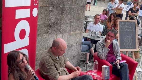 Johan Harstad accolto da centinaia di comaschi