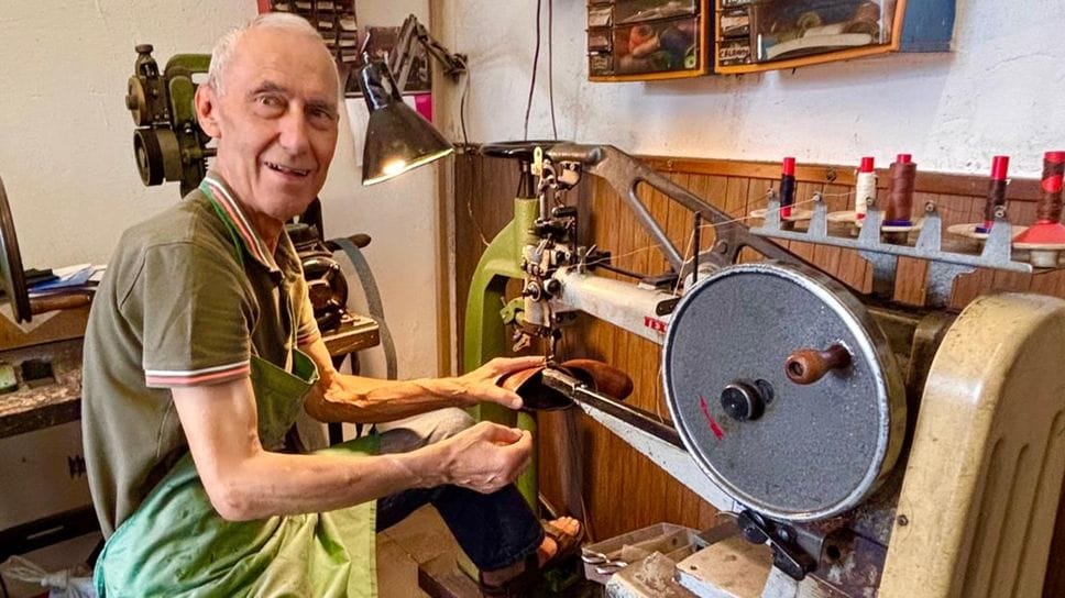 Storico calzolaio chiude l’attività: «Farò il nonno»