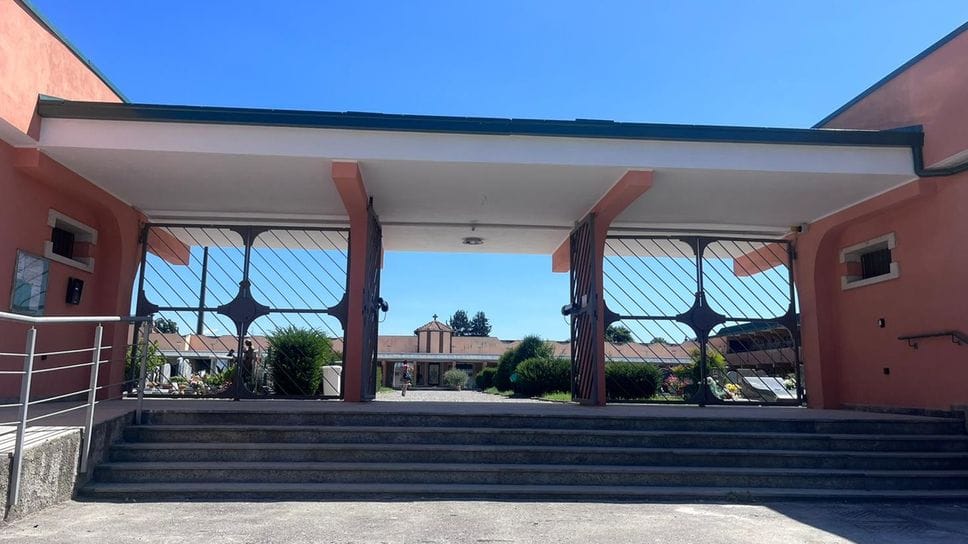 Tentato furto con abbraccio. Ladra messa in fuga al cimitero