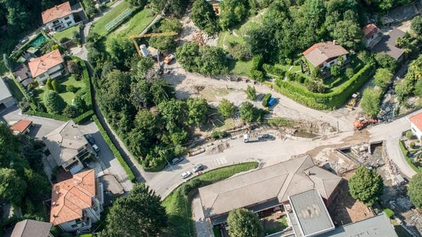 Un finto sacerdote suona ai citofoni: «Porto l’Eucarestia, fatemi entrare»