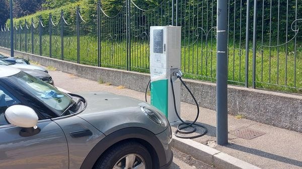 Energia elettrica gratis in casa: la “rubavano” dalle colonnine