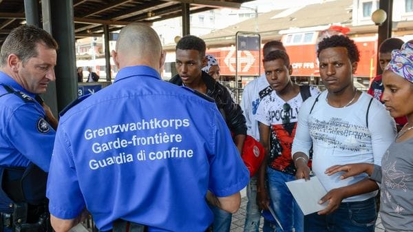 Calano i flussi di migranti al confine