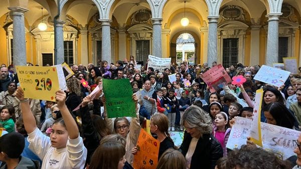 Famiglie in piazza a Como contro sindaco e giunta