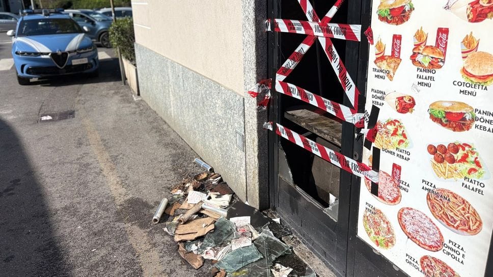 Incendio doloso in piazza Matteotti a Como: fiamme al “Kebap-Pizza”