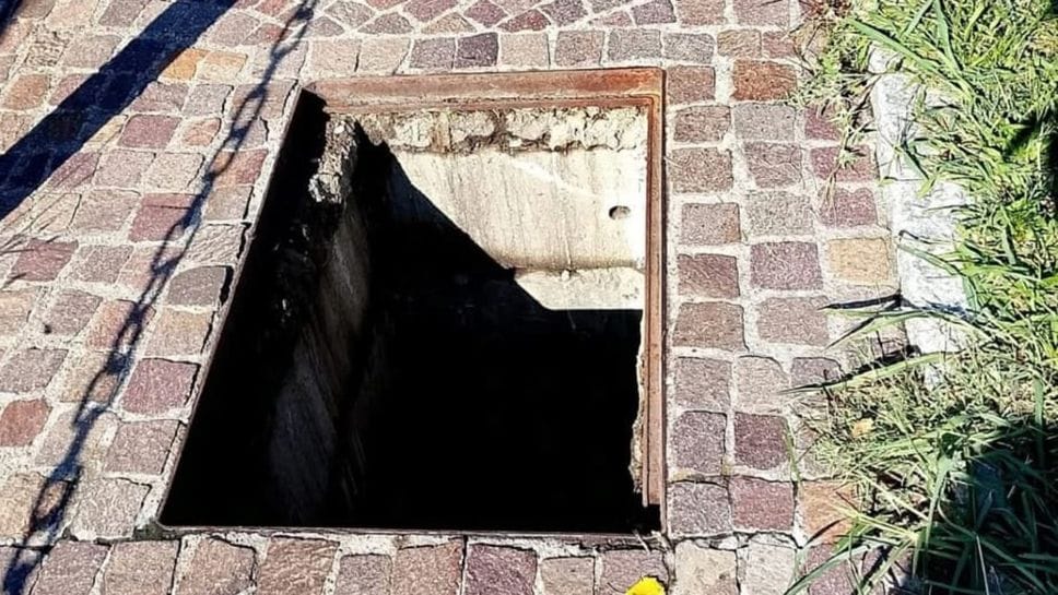 Salta il chiusino. Passante rischia di cadere nel tombino 