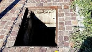 Salta il chiusino. Passante rischia di cadere nel tombino 