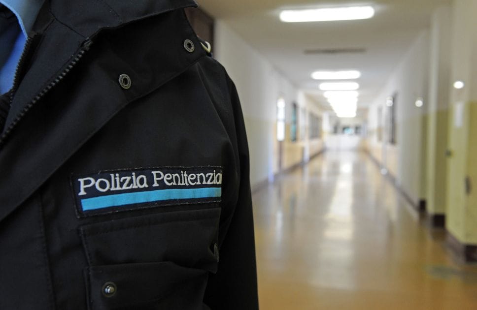 Datteri “farciti” con coca e hascisc. Sequestro in carcere