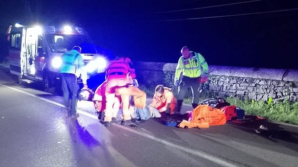 Incidente nella notte: 28enne in bici travolto sulla Arosio-Canzo, è in fin di vita