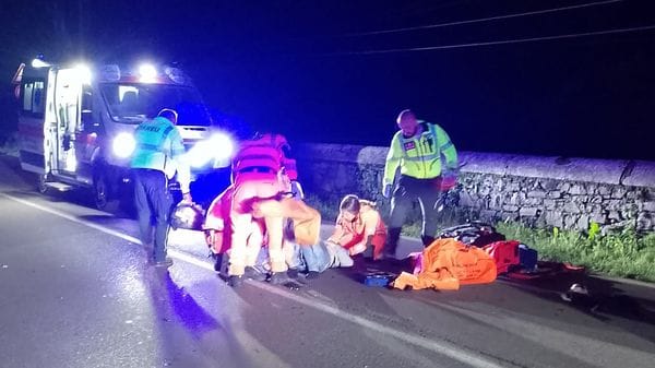 Incidente nella notte: 28enne in bici travolto sulla Arosio-Canzo, è in fin di vita