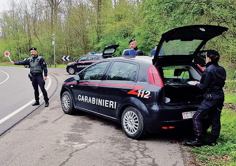 Inseguita con un machete. Si salva chiudendosi in auto