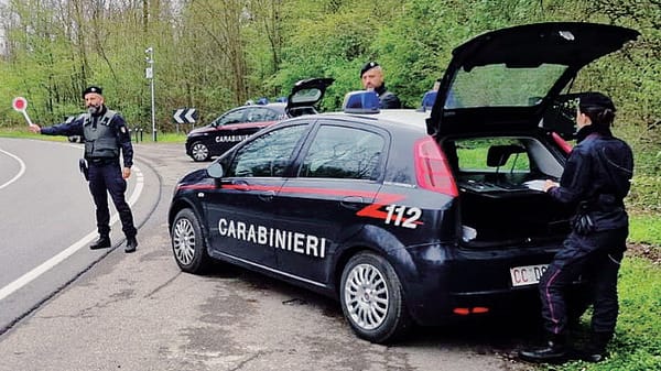 Inseguita con un machete. Si salva chiudendosi in auto