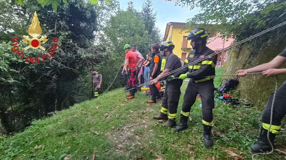 Miracolo a Cremia: 79enne scivola verso un dirupo di 30 metri, salvata da un albero