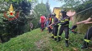 Miracolo a Cremia: 79enne scivola verso un dirupo di 30 metri, salvata da un albero