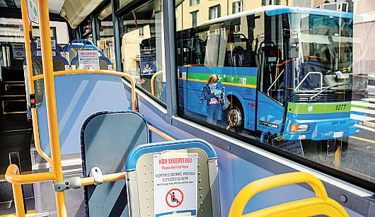 Ruba le chiavi del bus e le lancia in strada. Caos sulla linea 1 