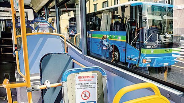 Ruba le chiavi del bus e le lancia in strada. Caos sulla linea 1 