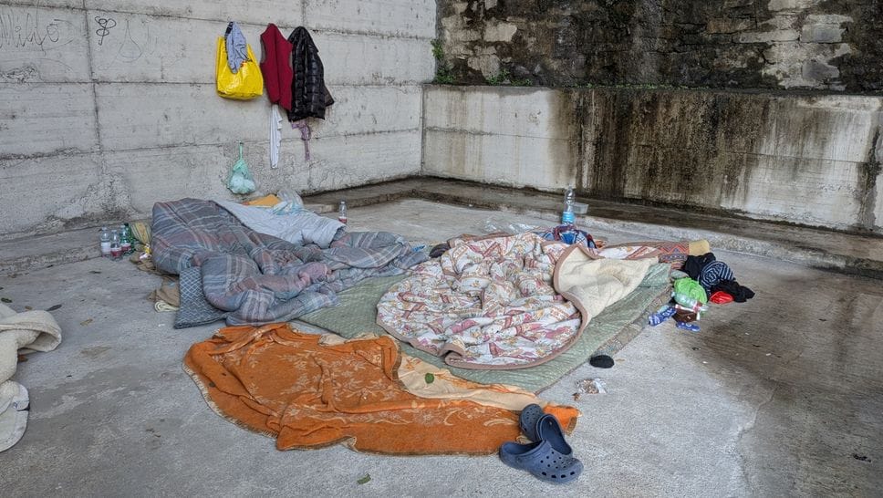 Senzatetto sotto il cavalcavia: l’autunno alle porte e il nodo dei dormitori