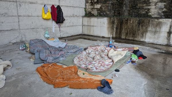 Senzatetto sotto il cavalcavia: l’autunno alle porte e il nodo dei dormitori