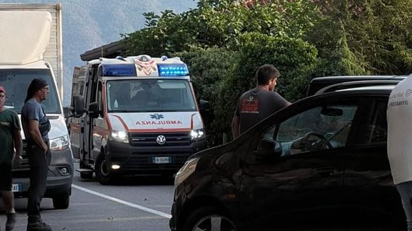 Incidente sulla Regina a Brienno: investiti due ciclisti, uno è grave