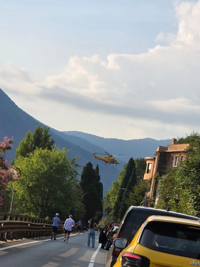 Incidente sulla Regina a Brienno: investiti due ciclisti, uno è grave
